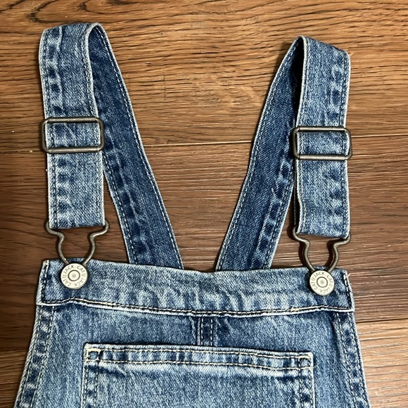NWT Girls Overalls Blue Light Wash XL. (14)
Denim Rompers Adjustable, distressed - Picture 10 of 14